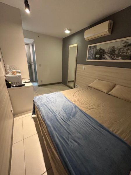 Habitación doble con cama matrimonial, aire acondicionado y decoración moderna en Suite Incrível Sonhos e Praia