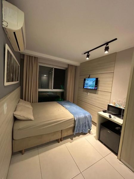 Habitación doble moderna con televisor y aire acondicionado en Suite Incrível Sonhos e Praia