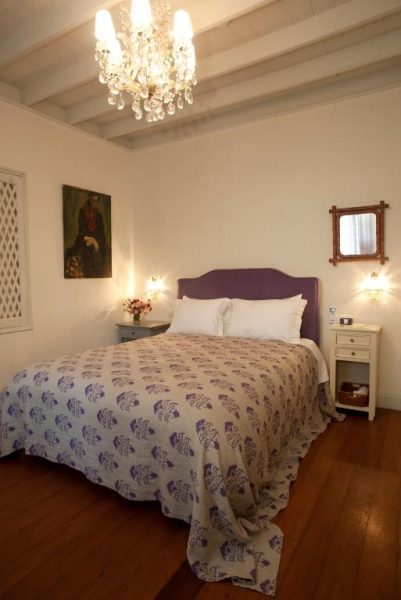 Habitación doble con cama matrimonial y decoración clásica en Quinta Miraflores Boutique Hotel