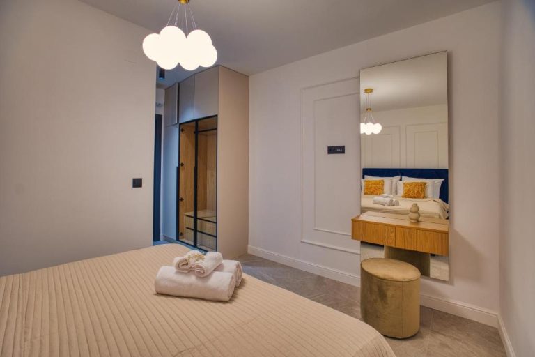 Habitación doble elegante con espejo de cuerpo entero y tocador en La Dolce Villa 1