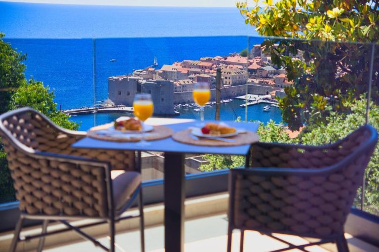 Terraza con desayuno y vistas panorámicas al casco antiguo de Dubrovnik en La Dolce Villa 1