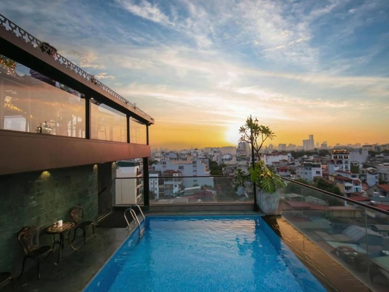 Piscina infinita en la azotea del GM Premium Hotel con vistas panorámicas al atardecer de la ciudad