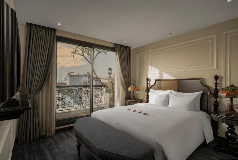 Habitación de lujo con cama doble y balcón con vista a la ciudad en GM Premium Hotel