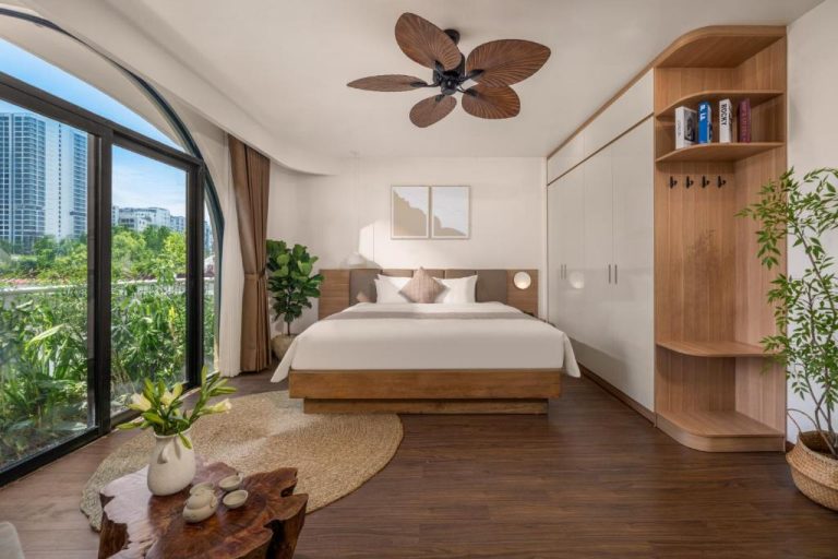 Habitación deluxe con cama doble, ventilador tropical y vistas al jardín en Saha Casa Boutique Hotel Da Nang