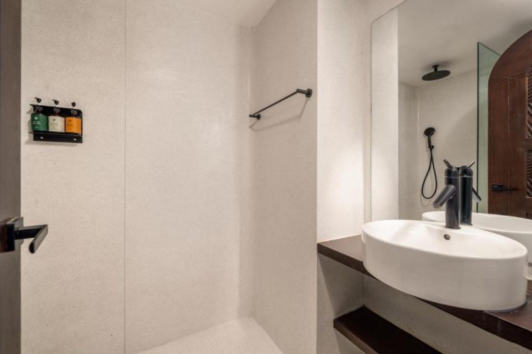 Baño moderno con lavabo sobre encimera y ducha de lluvia en Saha Casa Boutique Hotel Da Nang