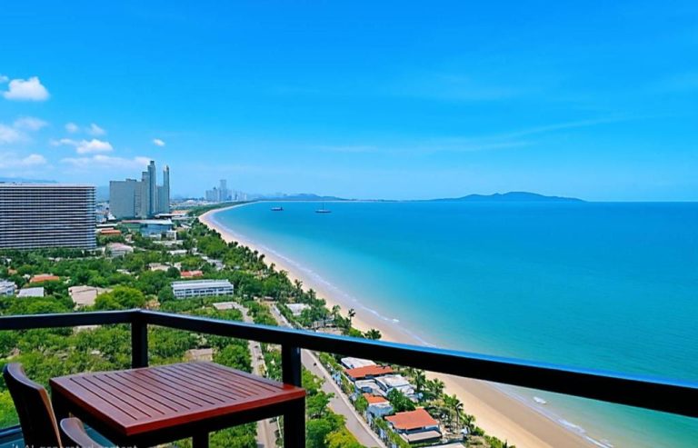 Vista panorámica desde balcón del Copacabana Jomtien Condo con playa y mar de Pattaya
