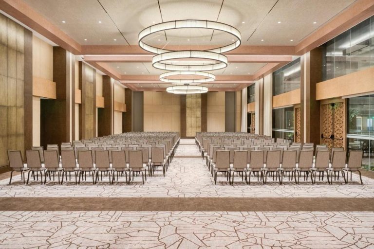Amplio salón de eventos con sillas en teatro del InterContinental Real Lima Miraflores by IHG