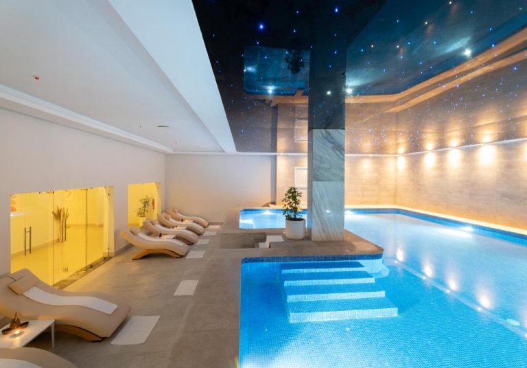 Piscina interior con zona spa y tumbonas del Pickalbatros Palais Des Roses Agadir All Inclusive