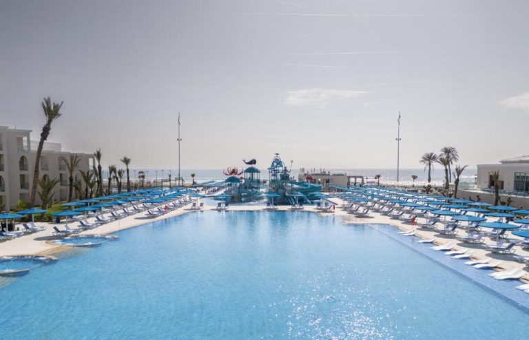 Gran piscina exterior con zona acuática infantil y tumbonas del Pickalbatros Palais Des Roses Agadir