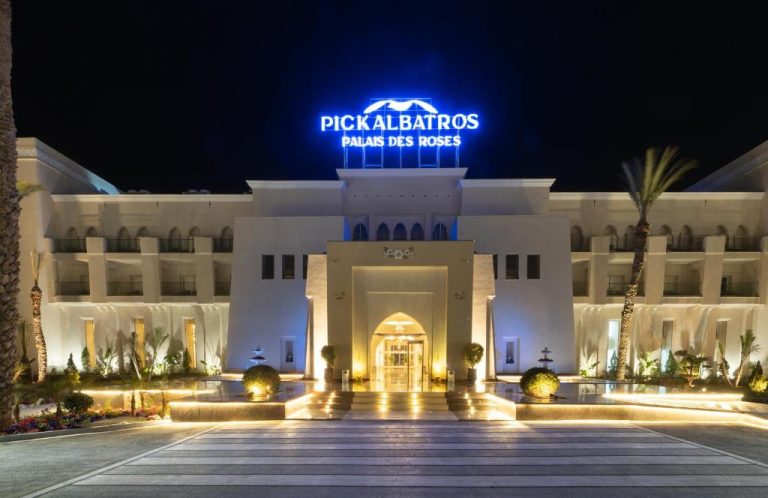 Fachada iluminada de noche del Pickalbatros Palais Des Roses en Agadir con entrada principal