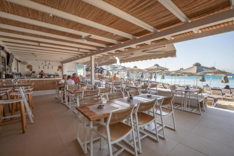 Restaurante terraza frente al mar del Acrogiali Beachfront Hotel Mykonos con vistas al Egeo