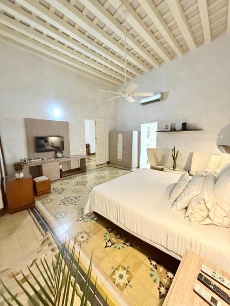 Suite colonial con cama doble, suelo hidráulico y techo de vigas en Hotel Boutique Don Pepe