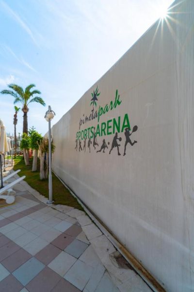 Sports Arena del Pineta Park Deluxe Hotel All Inclusive con zona deportiva al aire libre y palmeras