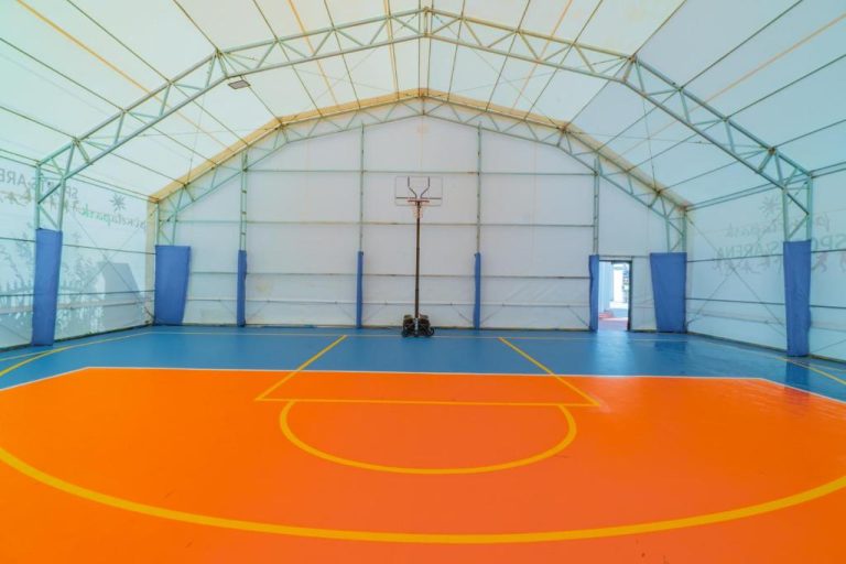 Pista de baloncesto cubierta con suelo naranja y azul en Pineta Park Deluxe Hotel All Inclusive