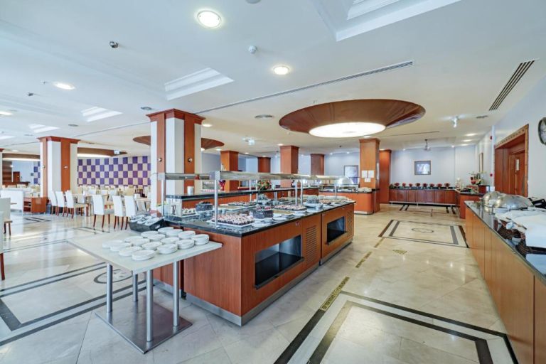 Amplio restaurante buffet con estaciones de comida del Pineta Park Deluxe Hotel All Inclusive