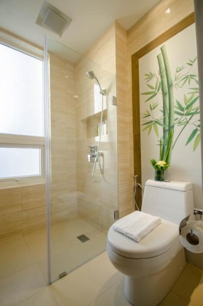 Baño moderno con ducha de cristal y decoración de bambú en Boracay Haven Suites