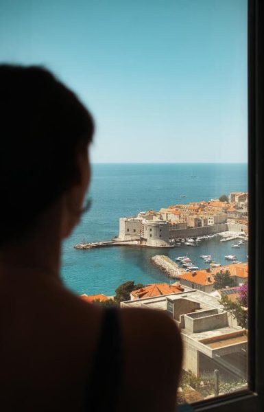 Vista panorámica del casco antiguo y puerto de Dubrovnik desde una habitación de La Dolce Villa