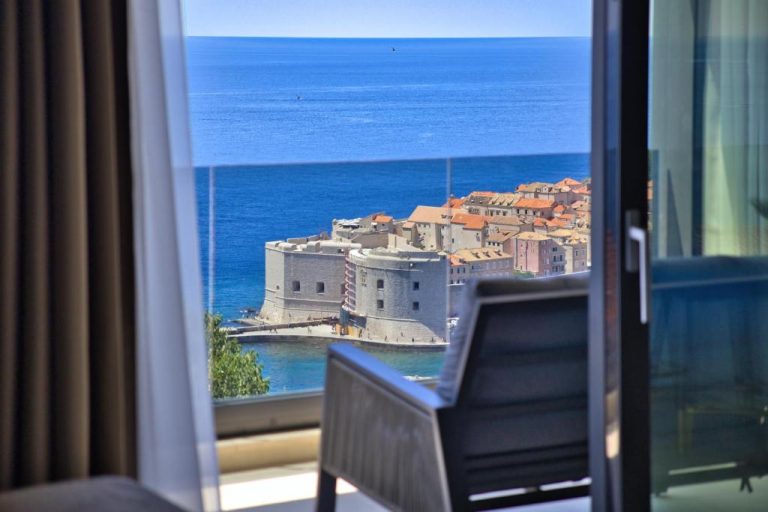 Habitación con vistas al casco antiguo de Dubrovnik y el mar Adriático desde La Dolce Villa
