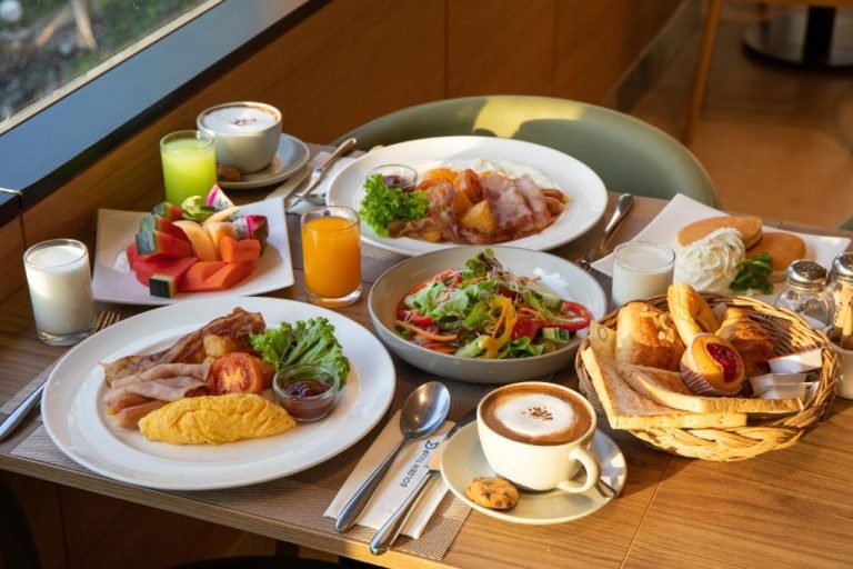 Desayuno buffet completo con frutas, huevos, bacon y café en Golden Tulip Pattaya Beachfront Resort