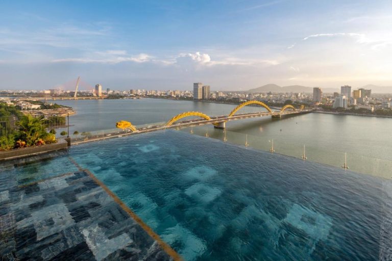 Piscina infinita del Caro Premium Danang Hotel con vistas al río Han y el Puente del Dragón