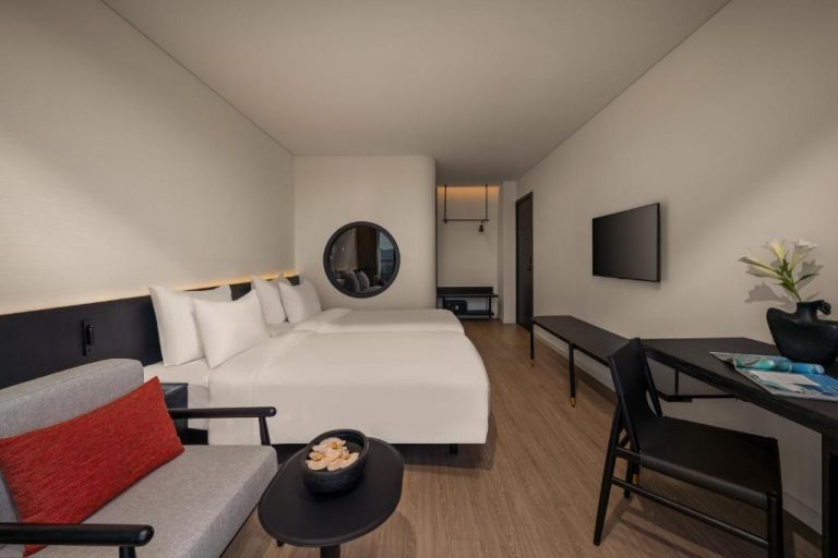 Habitación doble moderna con cama king y zona de escritorio en Caro Premium Danang Hotel
