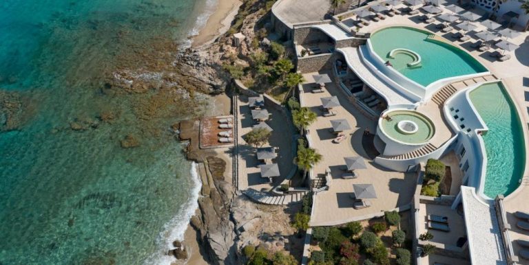 Vista aérea de las piscinas exteriores y zona de playa del Anax Resort and Spa en Mykonos