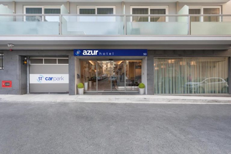 Fachada y entrada principal del Azur Hotel by ST Hotels con aparcamiento privado en Malta