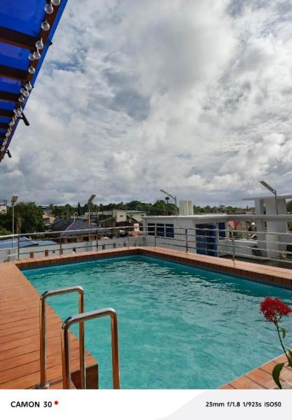 Piscina exterior en terraza del EPM Tower Hotel and Events Place con vistas panorámicas de la ciudad