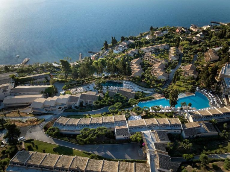 Vista aérea del Aeolos Beach Resort con piscinas exteriores, bungalows y acceso al mar en Grecia