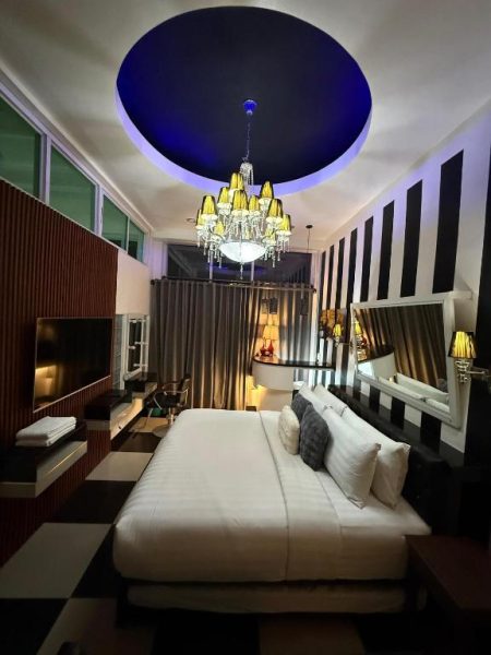 Suite de lujo con cama doble, araña de cristal y techo azul en Italy Condotel Darasa