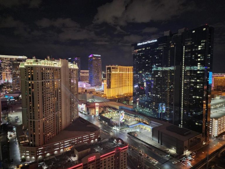 Vistas panorámicas nocturnas del Las Vegas Strip desde el Penthouse Studio Suite del Signature MGM