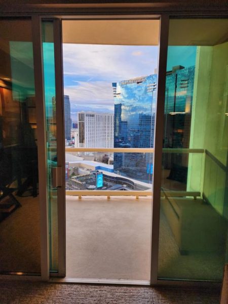 Balcón privado con vistas al Strip de Las Vegas desde la Penthouse Studio Suite del Signature MGM