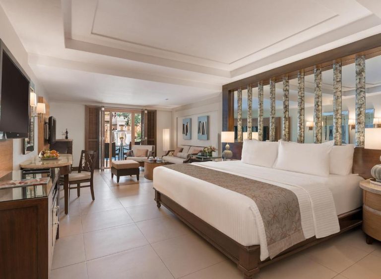 Habitación deluxe con cama king size y sala de estar en Henann Regency Resort and Spa