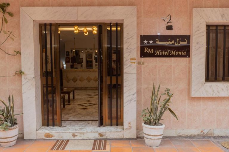 Entrada principal con puertas de cristal y señalización del Hôtel Résidence Monia completamente renovado