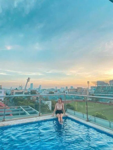 Piscina infinita en la azotea del Phuong Tran Hotel con vistas panorámicas al atardecer de la ciudad