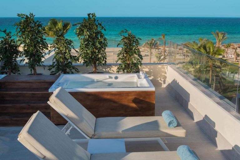 Terraza privada con jacuzzi y tumbonas con vistas al mar en Iberostar Selection Eolia Djerba