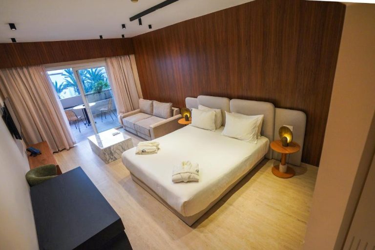 Habitación suite moderna con cama doble, sofá y terraza con vistas en Ocean Atlantic View Hotel