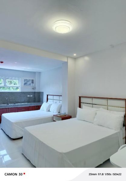 Habitación doble con dos camas y cocina integrada en EPM Tower Hotel and Events Place