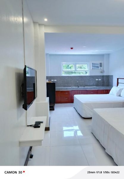 Habitación doble con cocina integrada y TV en EPM Tower Hotel and Events Place