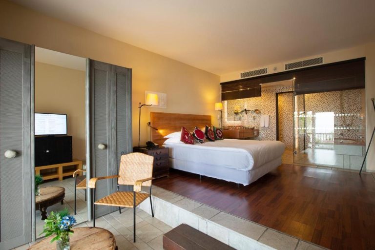 Habitación superior con cama doble y jacuzzi acristalado en The Marmara Bodrum Adult Only