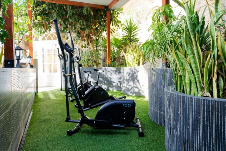 Gimnasio al aire libre con bicicleta elíptica y equipamiento fitness en Aparthotel Maracaibo