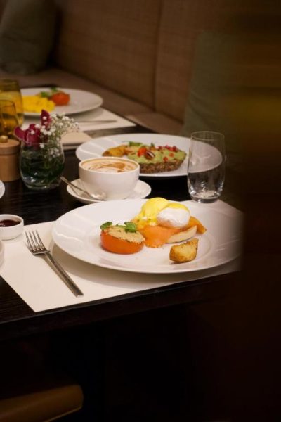 Desayuno gourmet con eggs benedict y salmón ahumado servido en el restaurante del W Doha