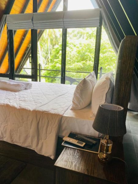 Habitación doble con cama matrimonial y vista a la selva tropical en el hotel Avinka Grand