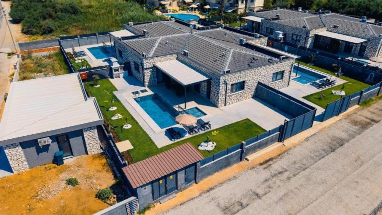 Vista aérea de las villas de piedra con piscina privada y jardín en Zora Beyaz Taş Villaları