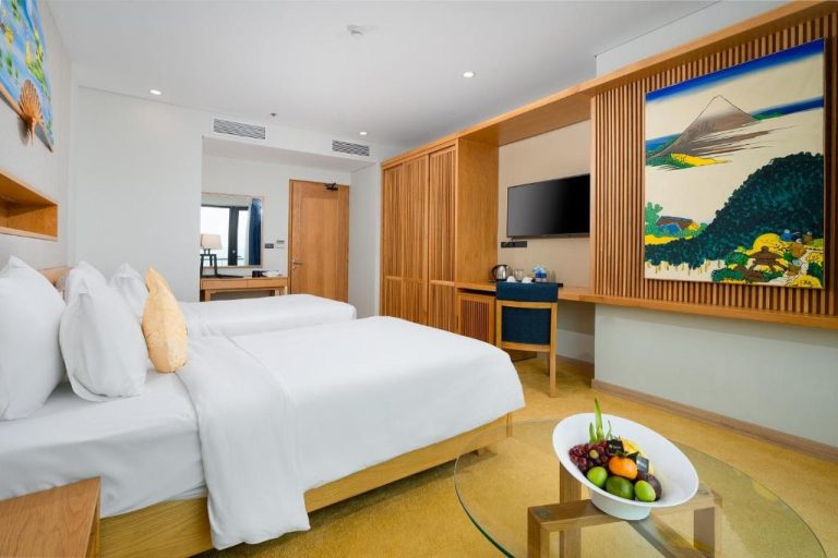 Habitación doble con decoración japonesa y cama king size en Sala Danang Beach Hotel