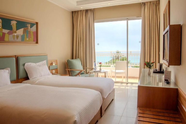 Habitación doble con vista al mar y balcón en Hotel Bel Azur Thalasso & Bungalows