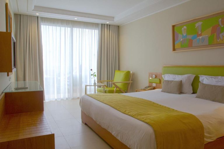 Habitación doble con cama king size y decoración en verde del Hotel Bel Azur Thalasso & Bungalows