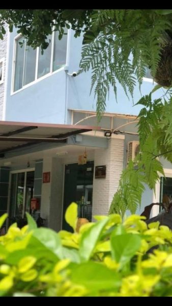 Fachada exterior de dos plantas con jardín tropical del hotel Baansupmongkol Krabi en Tailandia