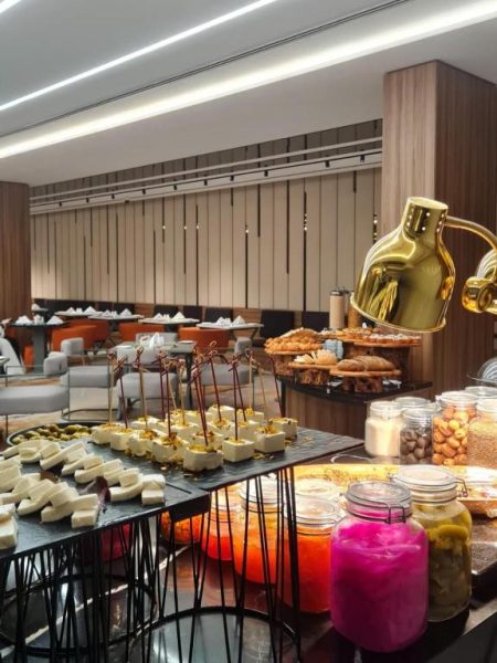 Buffet de desayuno con quesos, dulces y conservas en el Swisstouches Hotel Amman