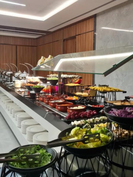 Amplio buffet de ensaladas y platos fríos variados en el restaurante del Swisstouches Hotel Amman